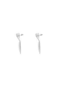 Orecchini a goccia in argento con un pezzo ovale texturizzato sospeso da un perno a forma di cuore. Il design include una fila di piccole gemme trasparenti.