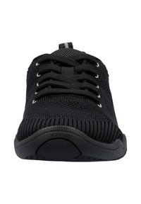 Schwarze Sportschuhe mit einem gewebten Textil-Obermaterial, runde Zehen, flache Gummisohle und kontrastierende weiße Schnürsenkel. Verfügt über eine Anziehhilfe an der Rückseite.