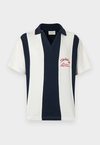 Μπλε σκούρα και λευκή ριγέ πόλο μπλούζα με V-λαιμόκοψη, κοντά μανίκια και λεπτομέρεια κόκκινου κεντημένου λογότυπου στο στήθος. Υλικό από βαμβακερό μείγμα.