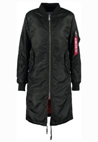 Czarna kurtka bomberka, o długości średniej, z zamkiem z przodu, bocznymi kieszeniami, elastycznymi mankietami oraz czerwonym detalem z metką na rękawie. Gładki materiał.