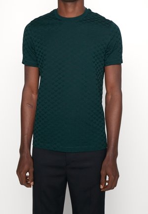 Dunkelgrünes T-Shirt mit kurzen Ärmeln, strukturiertem Muster aus erhabenen Herzen, Rundhalsausschnitt und regulärer Passform, aus weichem Stoff gefertigt.