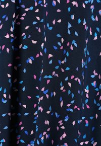 Tissu marine avec un motif de petites feuilles tombantes en rose, bleu clair et bleu foncé. Texture douce, matériau léger.