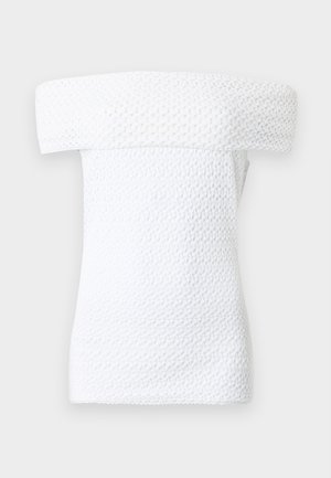 Λευκό υφασμάτινο τοπ με ανοιχτούς ώμους, ευρύ διπλωμένο ντεκολτέ και κοντά μανίκια, με πλεκτό μοτίβο.