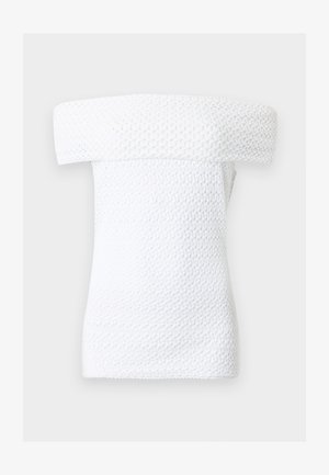 Hvit teksturert off-shoulder topp med bred brettet halslinning og korte ermer, med strikket mønster.