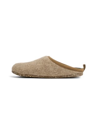 Clog en feutre de laine marron avec une forme arrondie, un bord fin marron, une texture douce, et une semelle en caoutchouc moucheté.