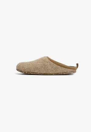 Clog en feutre de laine marron avec une forme arrondie, un bord fin marron, une texture douce, et une semelle en caoutchouc moucheté.