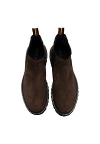 Brązowe zamszowe buty typu slip-on z elastycznymi bocznymi panelami i czarną gumową podeszwą. Wyposażone w wielokolorową wstążkę z tyłu, ułatwiającą zakładanie.