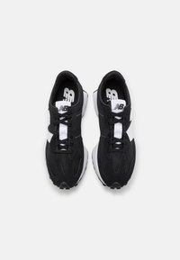 Czarne sportowe sneakersy z siateczki i zamszu, białe akcenty, okrągły czubek i płaskie sznurówki. Posiadają logo marki na języku.
