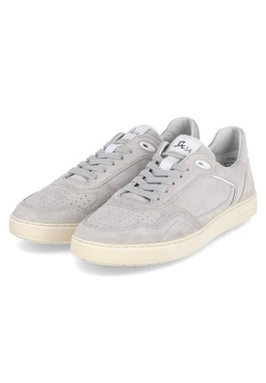 Baskets en daim gris avec des détails perforés et une semelle en caoutchouc blanc. Comprend des lacets gris et un logo subtil sur la languette.
