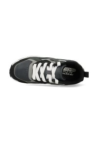 Zapatilla deportiva en gris y negro con cordones blancos, parte superior texturizada, cuello acolchado y una lengüeta en el talón. Cuenta con una plantilla con aire acondicionado.