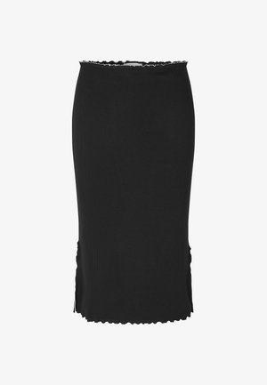 Falda negra hasta el tobillo, hecha de un tejido texturizado, con un dobladillo en forma de ondas y aberturas laterales para mayor comodidad al moverse.