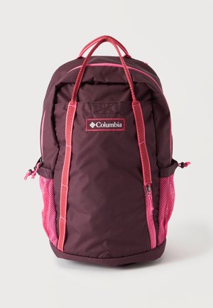 Zaino Columbia viola scuro con spallacci rosa, tasche laterali in rete e patch con logo frontale su sfondo chiaro uniforme.