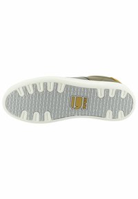 Schuhsohle aus strukturiertem Gummi-Material, grauem Muster, weißen Rändern und goldenem Logo. Die Form ist flach mit deutlich ausgeprägten Grip-Mustern.