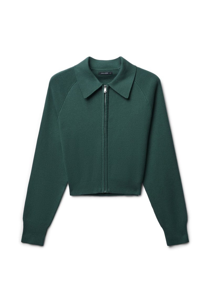 Cardigan corto verde con colletto a punta, chiusura frontale con zip e orlo a costine. Presenta maniche raglan e una texture a maglia liscia.