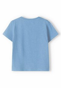 Šviesiai mėlyna trumpomis rankovėmis marškinėliai, pagaminti iš minkštos medvilnės mišinio, su apvalia iškirpte ir vientisa tekstūra, pasižymintys laisvu siluetu ir be matomų puošmenų.