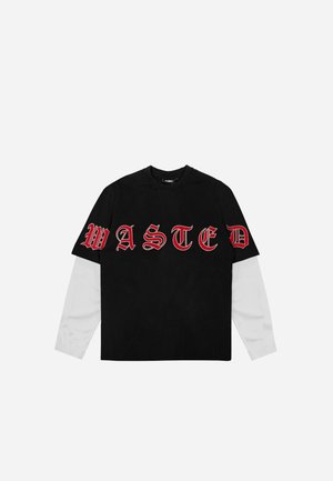 Chemise noire à manches longues à plusieurs couches avec des manches blanches et un texte gothique rouge audacieux "WASTED" sur la poitrine.