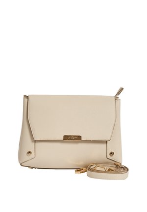 Borsa a tracolla in pelle beige con chiusura a patta, accessori dorati e tracolla regolabile e removibile arrotolata accanto.