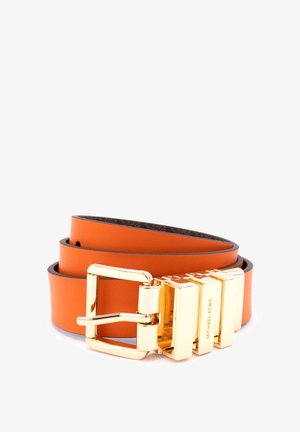 Orange læderbælte med en guldmetalkeseblæk, der har et blokdesign. Kanterne er trimmet i mørkebrune nuancer for kontrast.