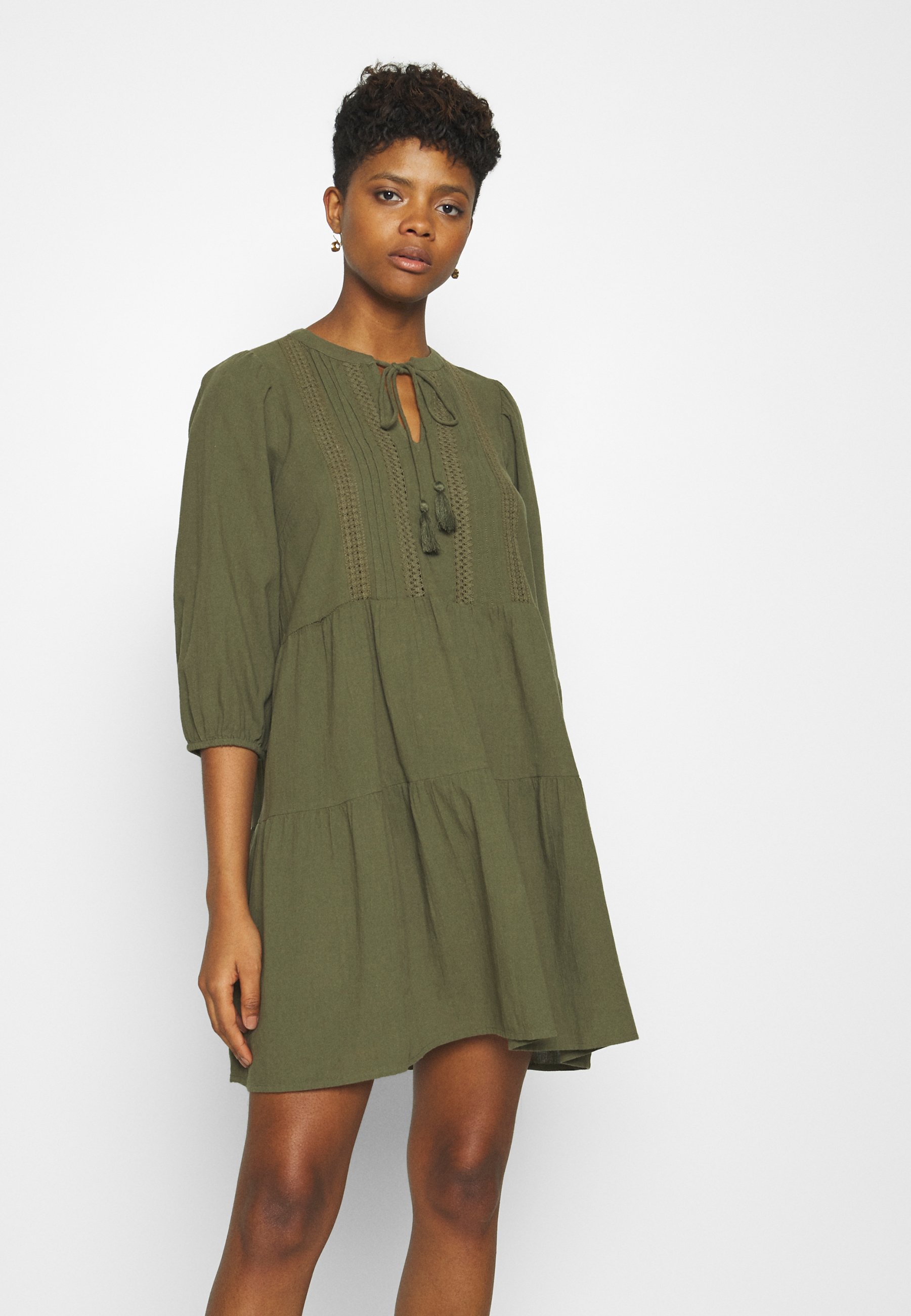 Vero Moda Vmmusthave Boho 3 4 Tunic Freizeitkleid Ivy Green Khaki Zalando De 