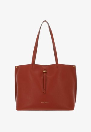 Borsa tote in pelle rossa con finitura testurizzata, dotata di due manici lunghi, chiusura con coulisse e dettagli in hardware dorato.