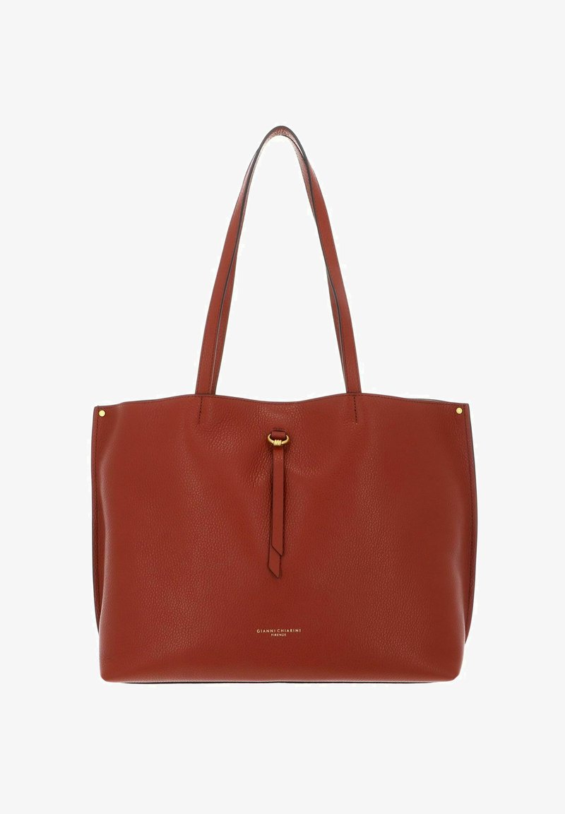 Borsa tote in pelle rossa con finitura testurizzata, dotata di due manici lunghi, chiusura con coulisse e dettagli in hardware dorato.