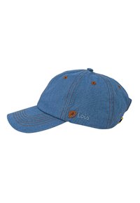 Gorra azul vaquera con visera curva, costuras marrones, parche lateral con logo y ojales metálicos contrastantes para ventilación. Textura de tela suave.
