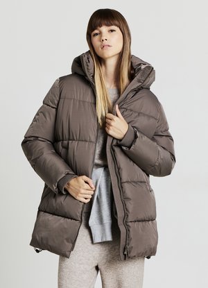 Giacca imbottita marrone con cappuccio, chiusura frontale con zip e polsini a coste. Presenta una texture trapuntata e una vestibilità ampia e comoda.