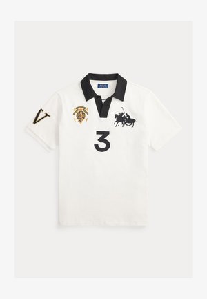 Biała koszulka polo z czarnym kołnierzykiem, wyszywanymi logo, czarną cyfrą "3" oraz złotą literą "V" na rękawie.
