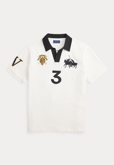 Λευκό πόλο πουκάμισο με μαύρο γιακά, κεντημένα λογότυπα, μαύρο αριθμό "3" και χρυστό γράμμα "V" στο μανίκι.