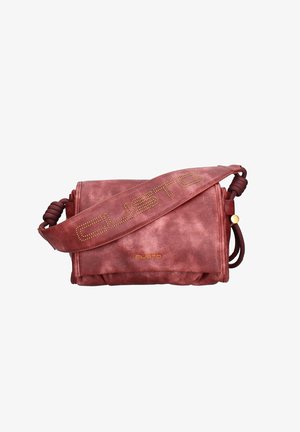 Borsa a tracolla in finta pelle rossa con finitura texture, dotata di una striscia prominente con "CUSTO" in borchie dorate e hardware regolabile.