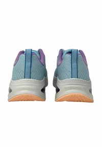 Scarpe da jogging blu e viola con tomaia in rete, colletto imbottito e suola in gomma con un battistrada testurizzato e dettagli di ammortizzazione ad aria.