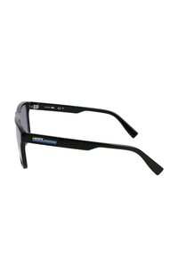Ochelari de soare dreptunghiulari negri cu lentile întunecate. Dispun de un cadru din plastic negru elegant, un design minimalist și o dâră albastră pe tâmplă.