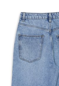 Jeans in denim azzurro chiaro con una finitura testurizzata, dotati di una singola tasca posteriore e cuciture a contrasto.