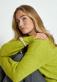 Desires GEA V-NECK - Džemperis - golden lime