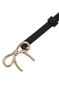 Sort læderbælte med en metallisk gylden sløjfebuckle. Bæltet har en glat tekstur og et slankt design.