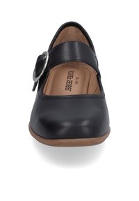 Schwarze Lederflatschuhe mit runder Zehenpartie, einem einzelnen Riemen mit einer runden silbernen Schnalle und einer hellbraunen Gummisohle. Glatte Textur, minimales Design.