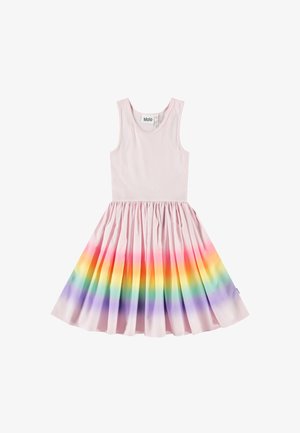 Ermeløs rosa kjole med en plissert regnbuegradient nederst, laget av mykt stoff. Merke synlig ved halslinningen.