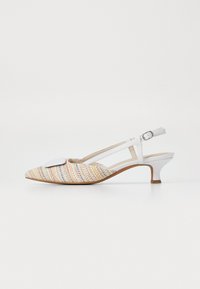 Zapato de tacón bajo con punta afilada y parte superior de tela trenzada en colores pastel. Presenta una correa blanca ajustable y un pequeño tacón. Un acento redondo plano en la punta.