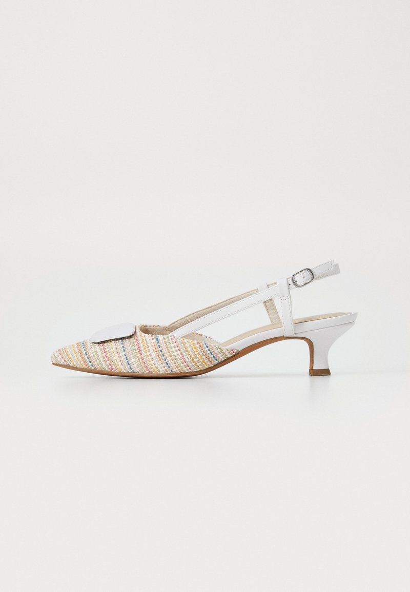 Chaussure slingback à bout pointu avec un dessus en tissu tissé dans des couleurs pastel. Dispose d'une sangle blanche réglable et d'un petit talon. Accent rond plat sur l'orteil.