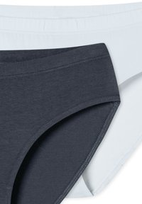Katoenen ondergoed in marineblauw en wit. Het heeft een zachte elastische tailleband en een gladde textuur, met een klassieke slipvorm en zonder patronen.