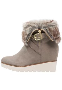 Grå ruskinds ankelstøvle med en struktureret faux fur krave, guld lynlåsdetaile og en hvid gummisål i kile. Har en rund tå.