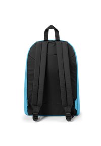 Mochila de tela negra y azul con correas ajustables acolchadas, un asa superior para llevar y una textura suave. El diseño presenta una paleta de colores sólida.