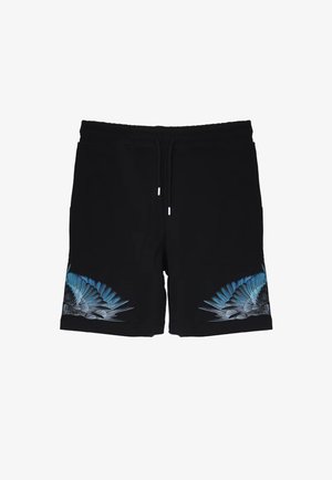 Pantaloncini neri con elastico in vita e coulisse, con motivi a forma di ali piumate blu e grigie vicino all'orlo inferiore di ogni gamba.