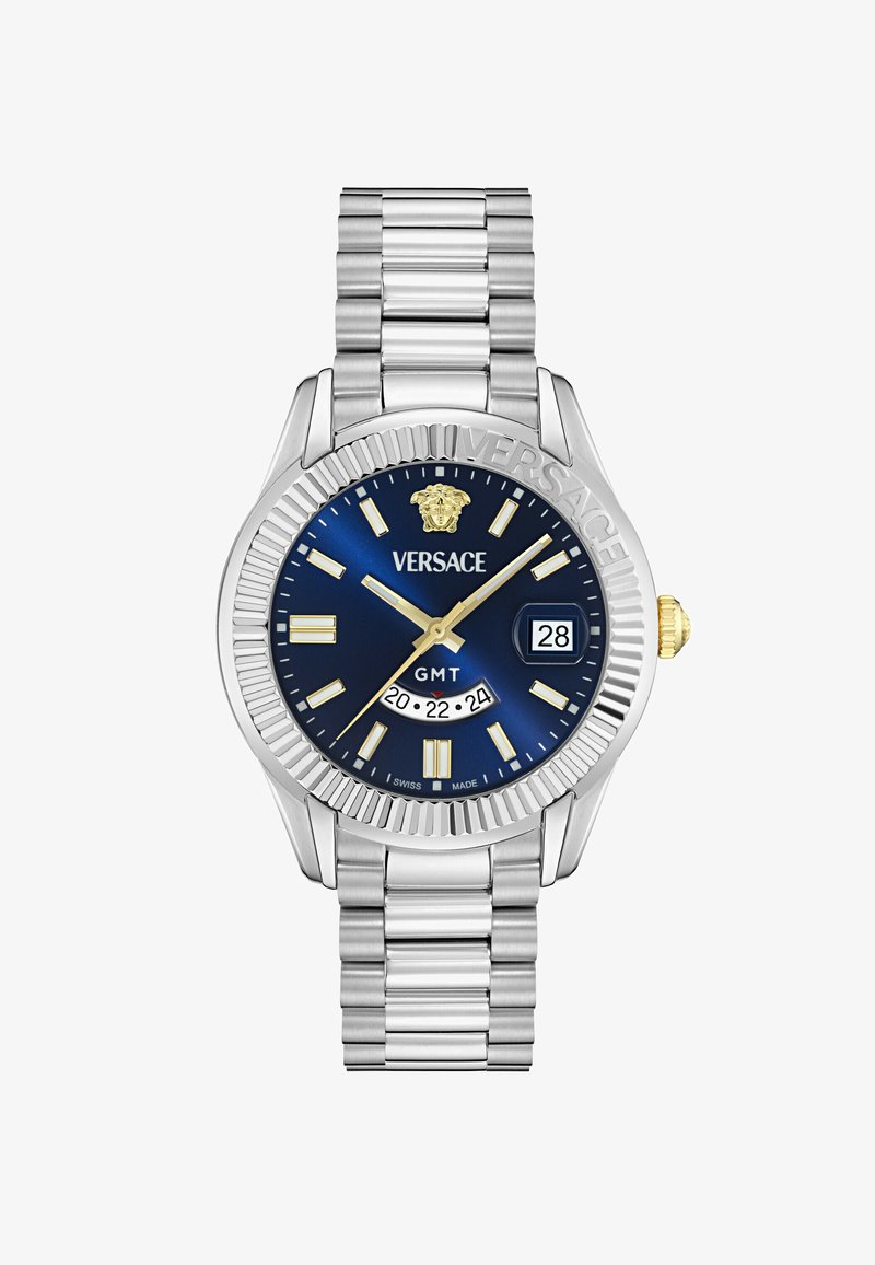 Versace GMT-horloge met een blauwe wijzerplaat, zilveren roestvrijstalen band, gele accenten, datumweergave en gegraveerde bezel.