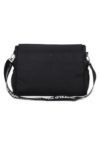 Geantă neagră din nylon, cu capac pliabil, curea reglabilă cu logo și buzunar frontal. Textură netedă și design minimalist.