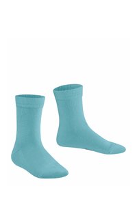 Jasnoniebieskie skarpetki do kostek wyeksponowane razem, z prążkowanymi mankietami i gładką fakturą, prezentujące prosty i nowoczesny design.