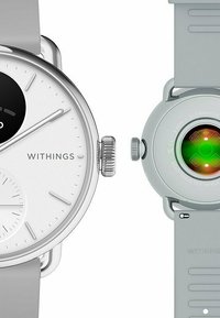 Withings Smartwatch mit einem runden Silbergehäuse, weißem Zifferblatt, grauem Silikonarmband und rückseitigen Sensoren mit farbigen LED-Leuchten zur Gesundheitsüberwachung.