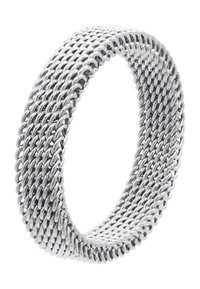 Roestvrijstalen ring met een geweven gaasontwerp, reflecterende zilveren kleur en een gladde, flexibele textuur. Gelijkmatige breedte over de hele omtrek.