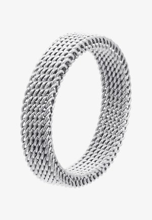Edelstahlring mit einem geflochtenen Mesh-Design, reflektierender silberner Farbe und glatter, flexibler Textur. Einheitliche Breite entlang des gesamten Umfangs.