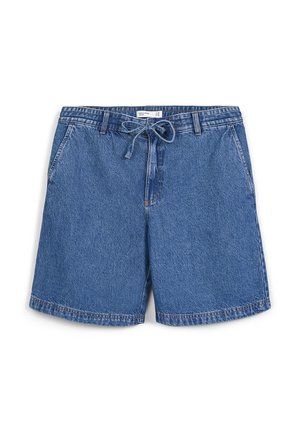 Blaue Jeansshorts mit Fronttaschen, Gürtelschlaufen und einem Kordelzug am Bund, flach auf einem weißen Hintergrund präsentiert.